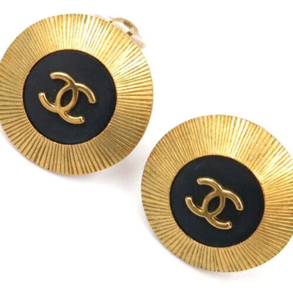 CHANEL CC Logos Black Round Clip-On Earrings Gold Tone 95P Auth w/Box p1141 - Picture 3 of 6